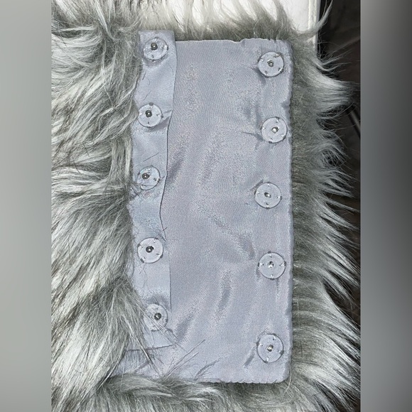 NWT! Ann Taylor Loft Women’s Grey Faux Fur Gaitor Scarf - Picture 4 of 9